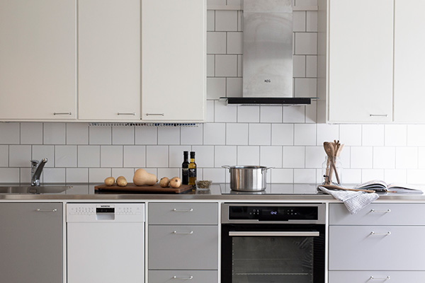 The basis for the kitchen plan was a full length stainless steel worktop, into which the sink and cooktop would be integrated.